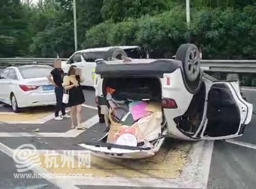  徐警官|小车违规停在高速上，后车避让不及直接翻车！关键时刻它救了命……