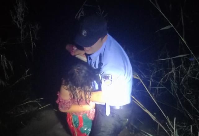 轻生|女孩跳河欲轻生,民警:我陪你一起死!