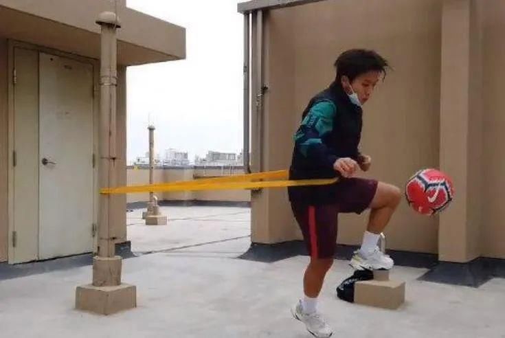 足球|今朝重逢时，以足球的名义致敬不平凡的 236 天！