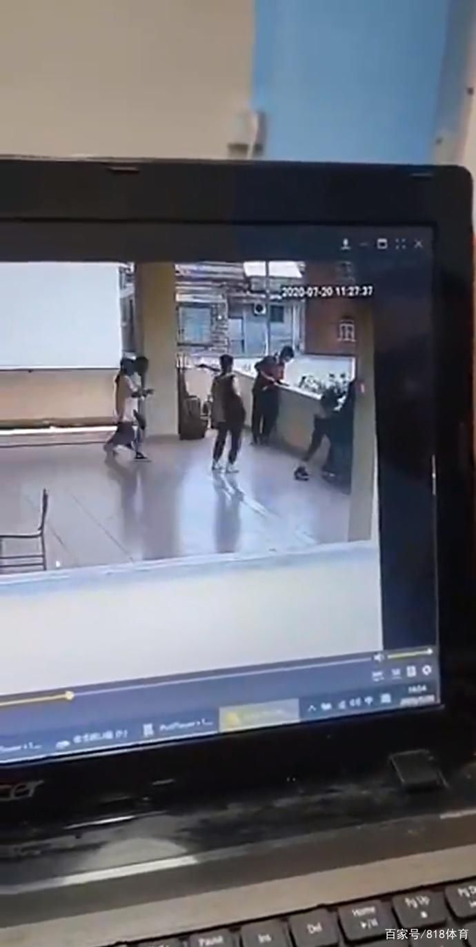 同学|揪心!广东男生学校走廊练后仰跳投意外坠楼,2同学伸手想拉来不及