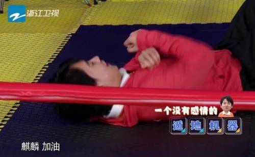  大笑|郭麒麟又被围攻撕名牌，女孩子们都在大笑，只有baby的反应最暖心