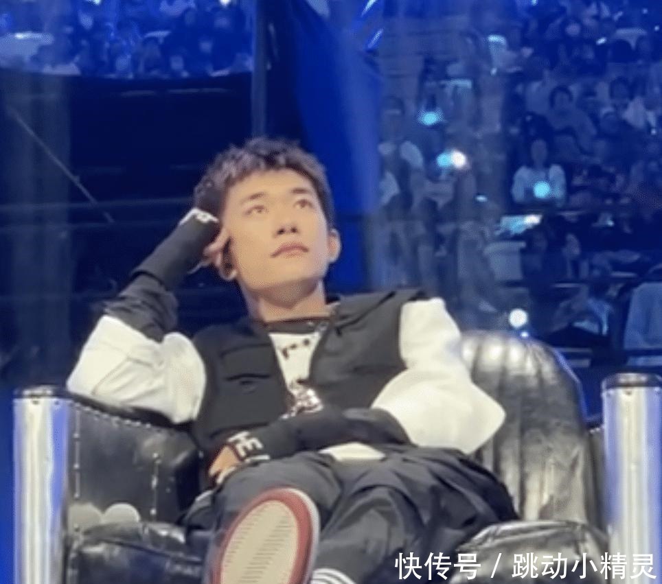  易烊千玺|《街舞3》总决赛易烊千玺坐姿慵懒，粉丝像极了在家看电视的我