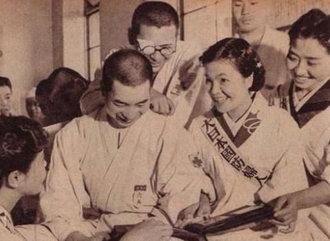 日本鬼子|日本鬼子老照片:图二是鬼子的合影,图四众鬼子看姑娘缝衣服