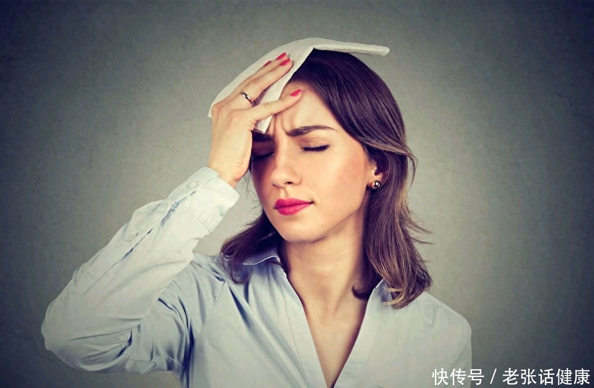 更年期女性这5个行为要尽量避免(女性到了更年期，或出现2个难言之隐，做好4件事，更年期不提前)