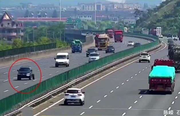  应急车道|高速路上车子突发故障 驾驶员用行李箱当警示牌 下一秒吓坏了