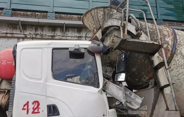 机智|珠海男子上班遭遇生死时刻,两台“巨无霸”失控朝他猛冲!关键时刻机智“神操作”!