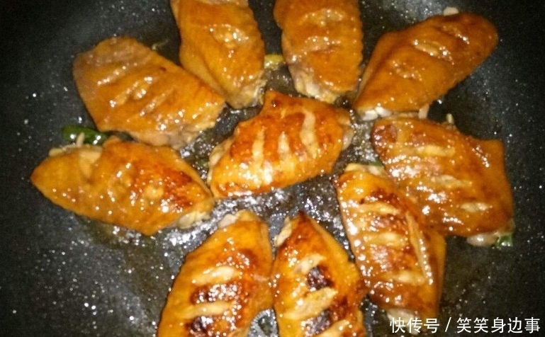  金黄|鸡翅新做法，一瓶可乐就能做，金黄可口，家人超级爱吃