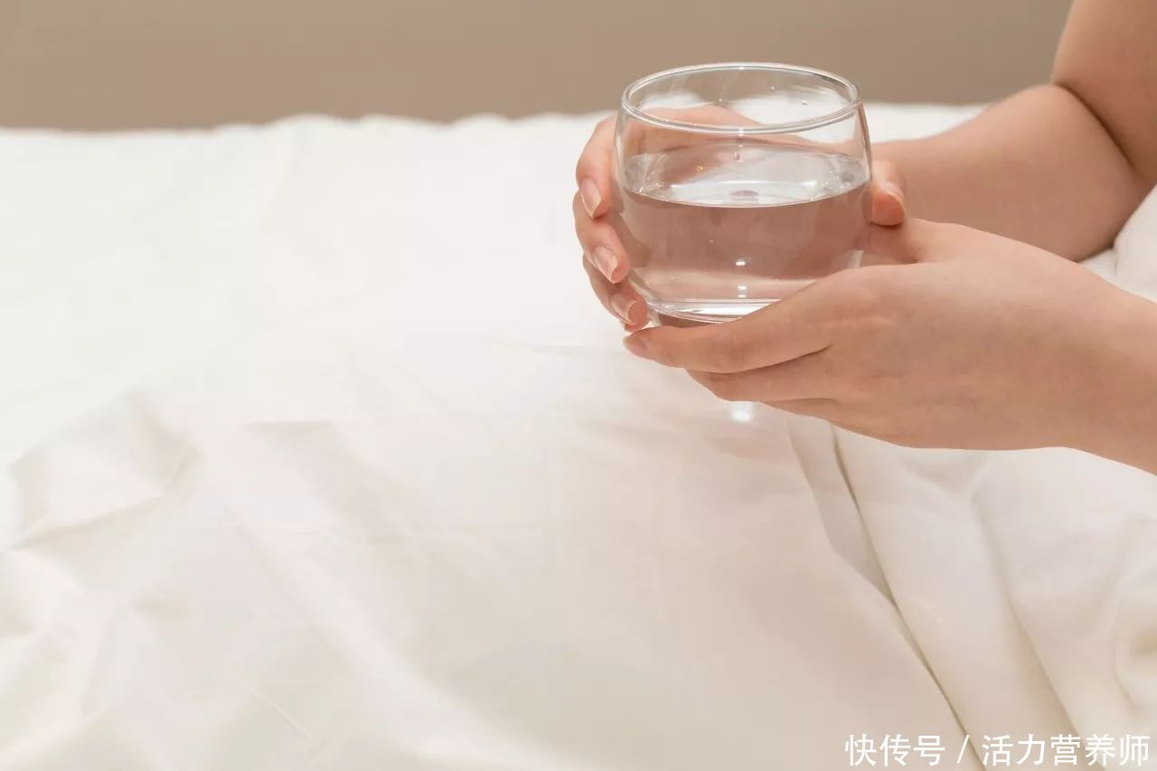 老年人早上喝一杯水好不好(老人常言：“早上喝杯水，到老不后悔”，这里的水指的是什么？)