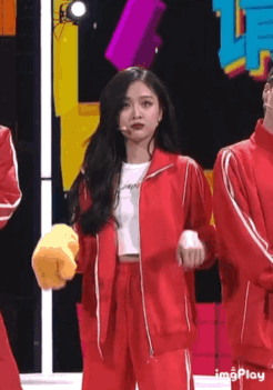  深情|818超级秀尴尬不断，王耀庆假唱亦深情，道具太差吴宣仪吃一嘴毛