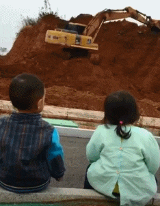 难道|搞笑GIF:这里面的难道是花生?我看着像,我回家带布袋!