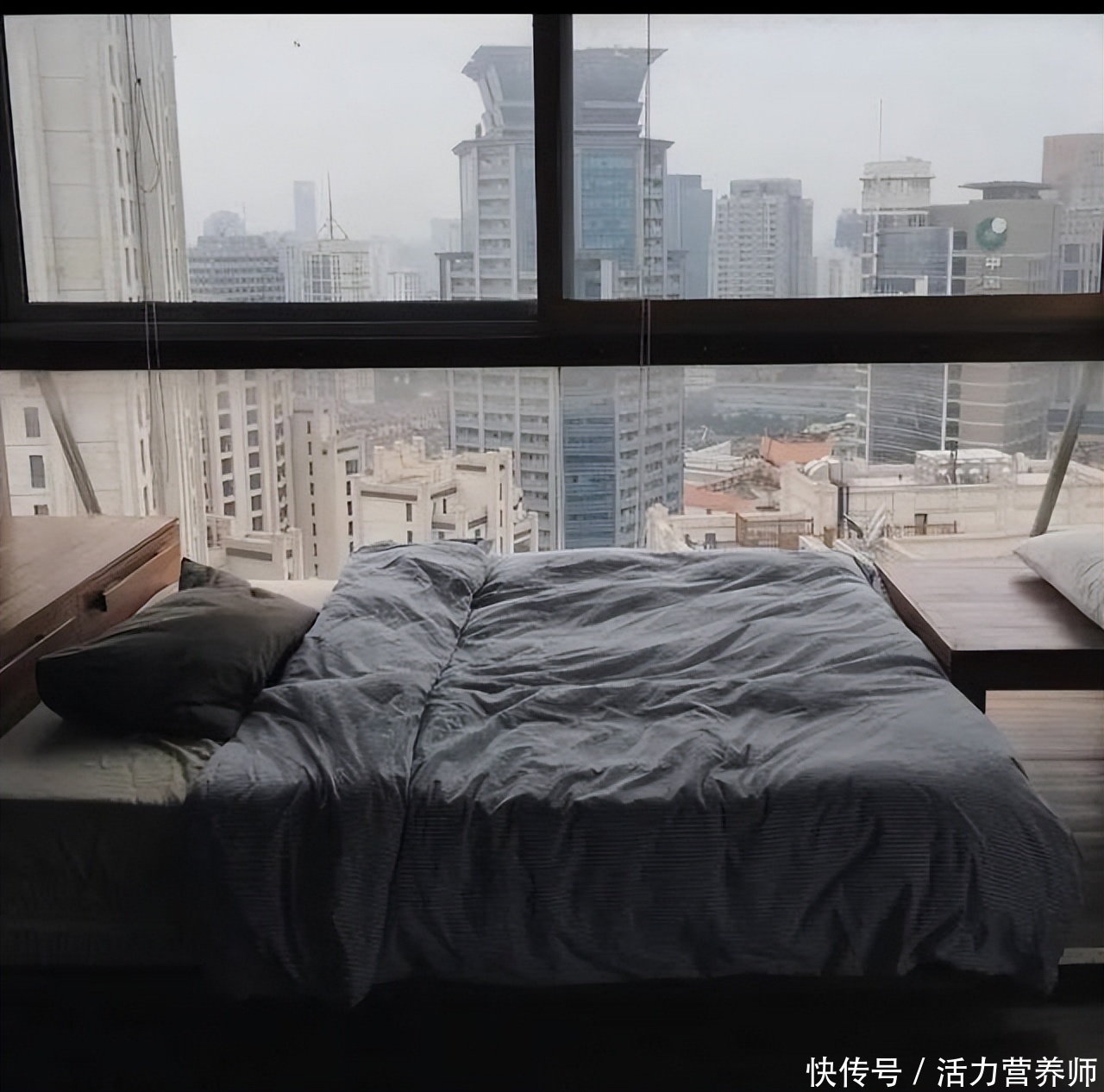 床靠两面墙家人遭病殃咋回事(“床靠两面墙，家中遭病殃”，说得是什么？为身体健康好要看看了)