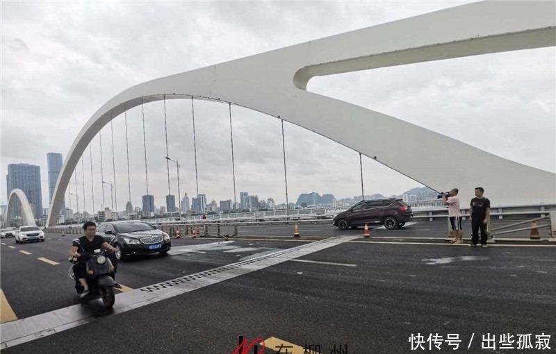  广雅|开5000元二手车上路 发懵撞断广雅大桥中间隔离栏