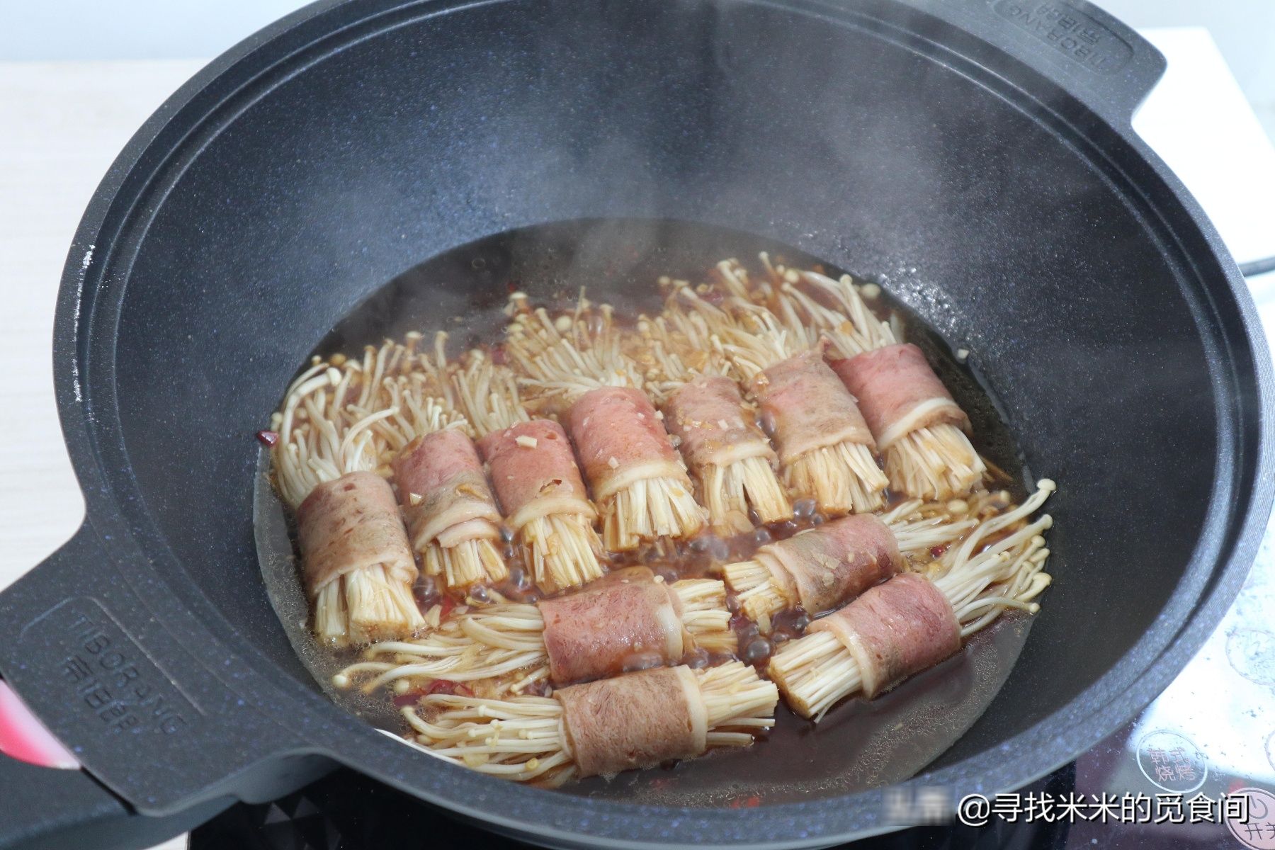 美味|培根金针菇这样做,鲜香美味口感好,酱汁拌饭更过瘾,太下饭了