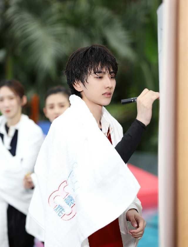  冒牌|《奔跑吧》：孟美岐拿冒牌会员身份，全员魔性跳《无价之姐》