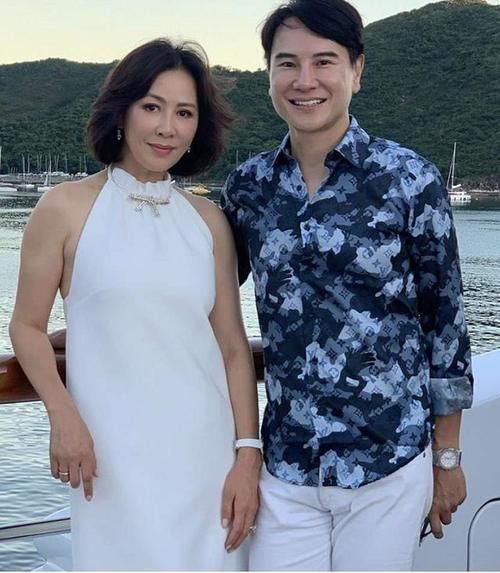  女神|刘嘉玲合影遭热议，脸部紧致手臂却粗壮松弛，不老女神全靠P图？