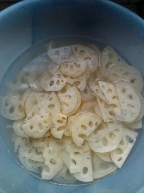  好吃|吃莲藕发黑变色？记住这个技巧，莲藕又脆又白净，比饭店炒的都好吃