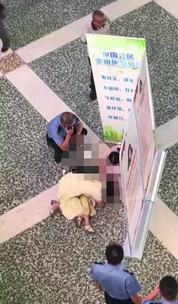  扔下|在南宁火车站被男子扔下楼女童已送医暂无生命危险！警方介入调查