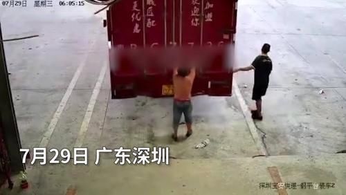  司机|男子指挥倒车出意外，被挤压到墙上痛苦不堪