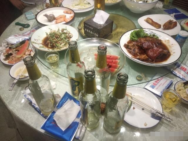 打包剩菜|现在都21世纪了,在农村坐席,最后为什么还要收盘底,把剩菜分了呢?