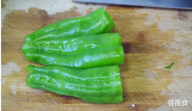 喜欢吃|青椒的独特做法，不用炒，不用煮，还不凉拌，简单好吃