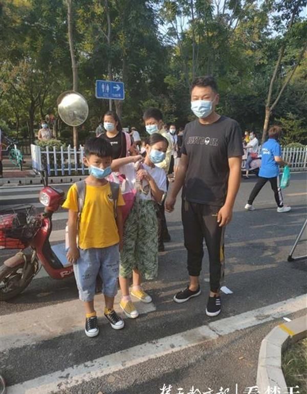 归队|送两个娃回校上课，父母感慨“神兽归队真激动”