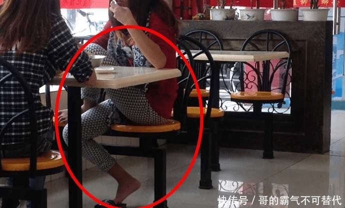 眼神|女子坐姿“豪放”,身旁大叔眼神飘忽,尴尬