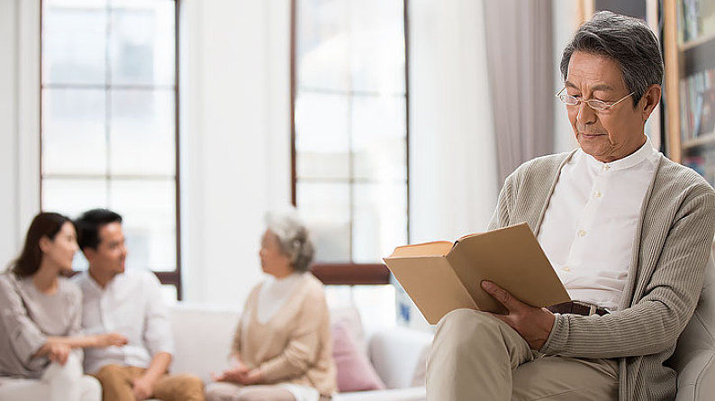 老伴儿|财产都留给儿子,后老伴儿怎么办?一位再婚老人“两全”的做法