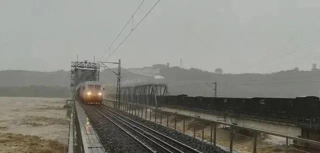  临时|特大洪水来临时，为什么火车要开到桥上停着？