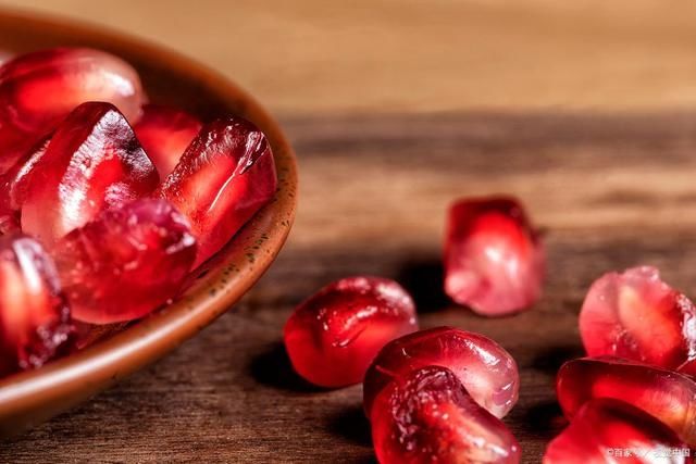 将石榴|九月石榴最香甜,教你两个快速剥石榴的方法,从此好吃不难剥