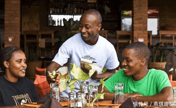 泡面|非洲人吃泡面, 是财富和地位的象征, 2桶泡面可以换6斤牛肉