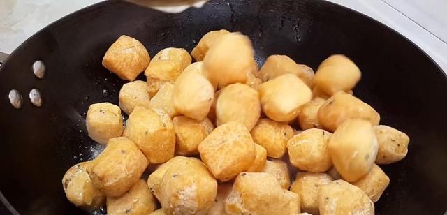  我家|我家面粉就爱这样做，加4个鸡蛋，做法比麻花简单，比油条都好吃