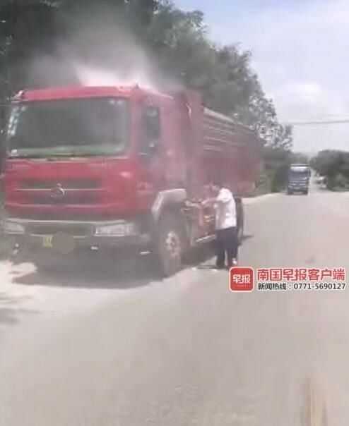 黄之赵|路遇大货车冒浓烟窜火苗，南宁的哥这样做
