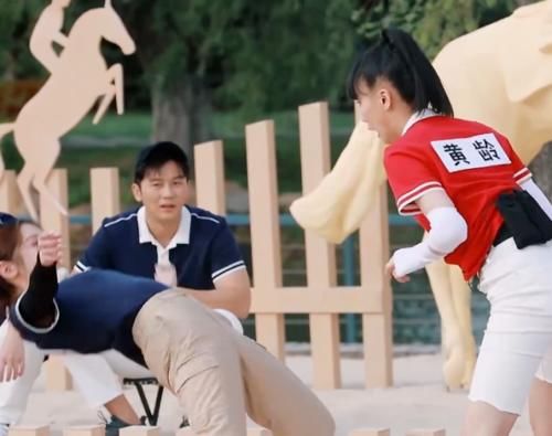 PK|孟美岐与黄龄PK,黄龄把她摔倒的那刻,看出真实基本功