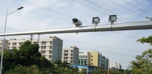  违章|路过摄像头的时候被闪了一下是啥意思？违章了吗？