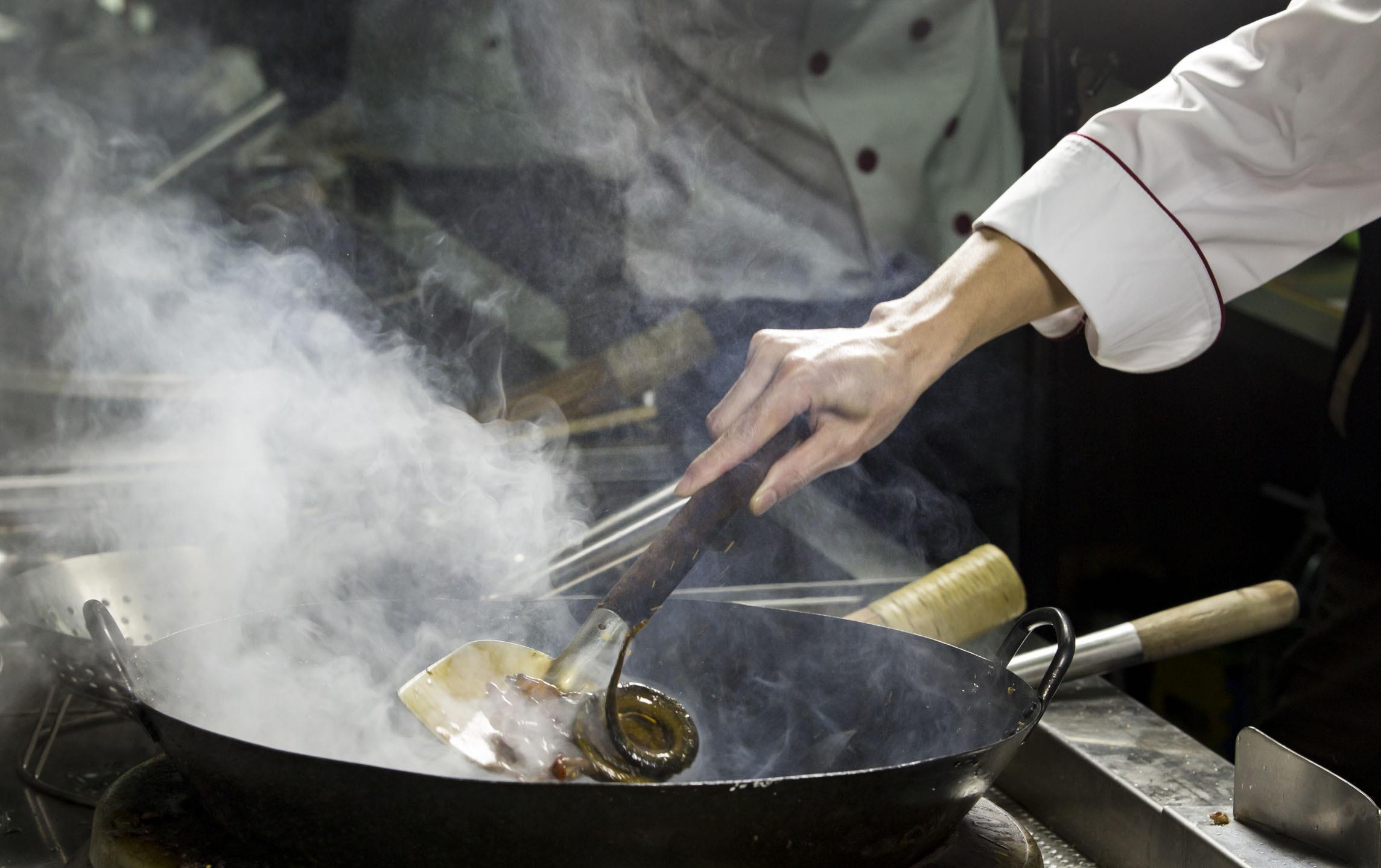  出水|做菜什么时候放盐很重要，不少人搞错了，难怪菜肴出水、口感发柴