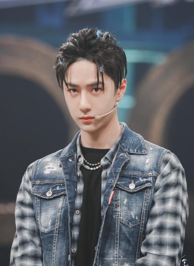 王一博|王一博穿双层裤子,一层裤腰挂在大腿根儿,要做中国贾斯汀比伯?