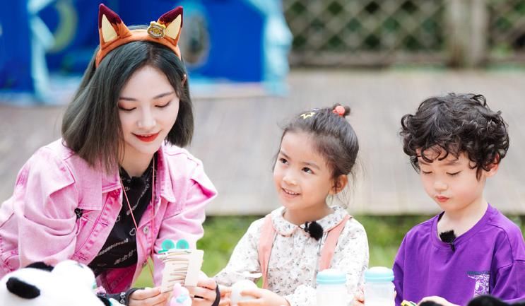  节目里|《小森林》三姐妹吃路边摊，偶像包袱掉一地，许佳琪被吐槽吃太多