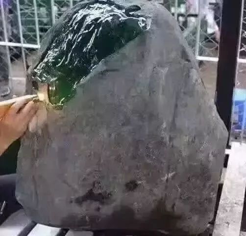 1吨多的翡翠原石,切开后整片满绿!