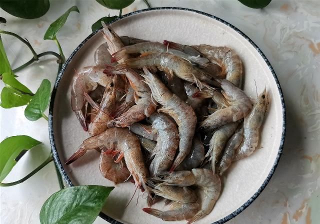  开胃|夏天吃大虾，这个做法简单又开胃，比白灼的受欢迎，吃了还想吃