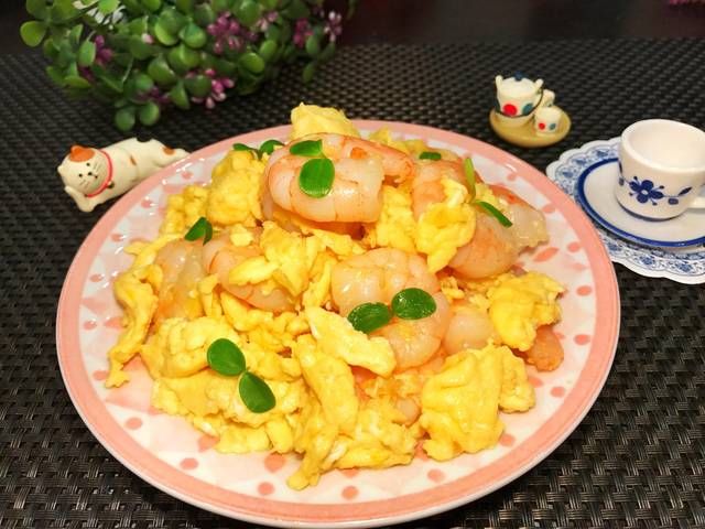  滑蛋虾仁|别再炒鸡蛋了，加点它营养翻倍，金黄嫩滑有食欲，老人孩子都爱吃
