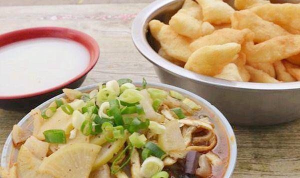 顾客|爷爷街边卖8元管吃饱,顾客这良心价格,给多2块也没事