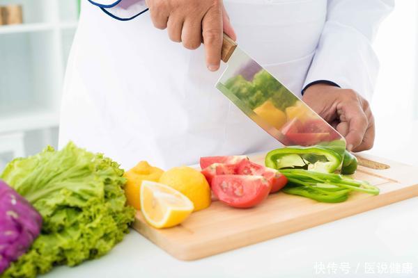 食欲差小腿肿胀是什么原因(食欲减退、恶心、小腿还肿了，这些异常隐藏着什么健康问题？)