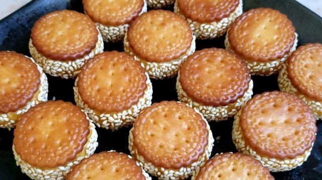  记住|家庭版南瓜芝麻饼：记住两个小技巧，香甜软糯又拉丝，比买的好吃