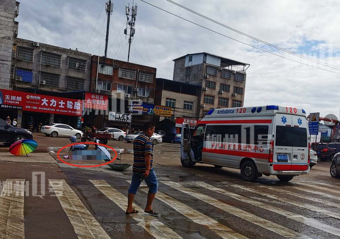 生命危险|最新!柳州一车祸致1死2伤,2个孩子当场失去母亲,女孩正在抢救,有生命危险