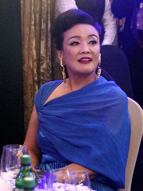  活动|大S婆婆张兰真敢穿，一袭蓝色连衣裙配大浓妆现活动，哪像62岁