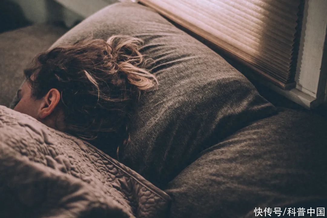 开空调盖被子睡觉最爽了(家人们，开空调盖被子睡，真的太爽了！)