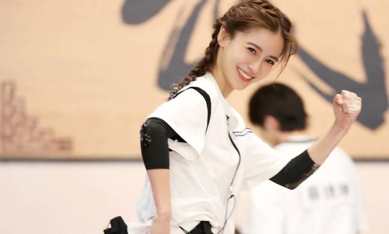  签名|录跑男时baby手受伤，粉丝找她签名，她4字回应，网友：这都行？