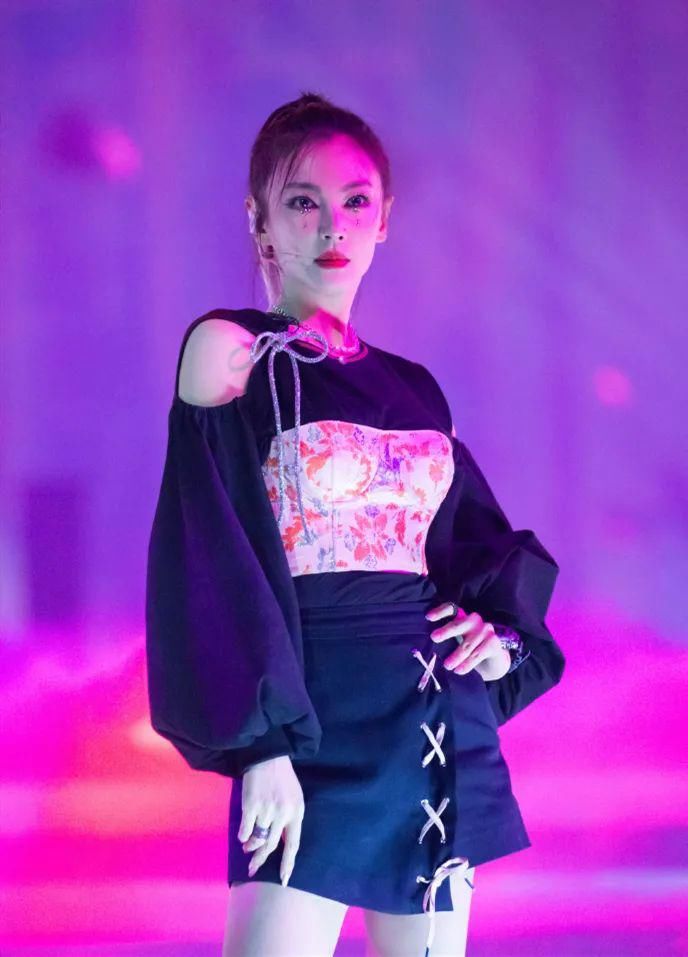 造型|张雨绮真是难得一见的大美人!怪异奇葩的舞台造型,换上依旧美艳