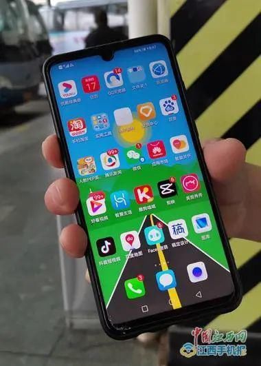 遗落|赞!湖口一乘客匆忙下车遗落手机,公交司机发现后及时归还!