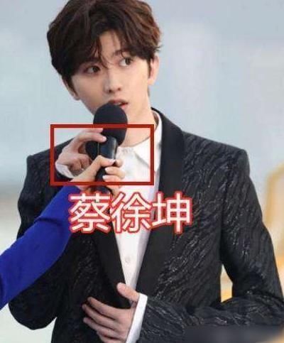  张艺兴|男星绅士手：蔡徐坤二指禅，张艺兴拘谨手，都败给了千玺的兰花指